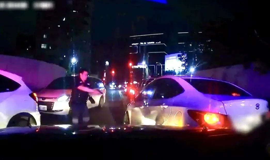員警朝嫌犯車輛連開4槍壓制。(圖/翻攝畫面)