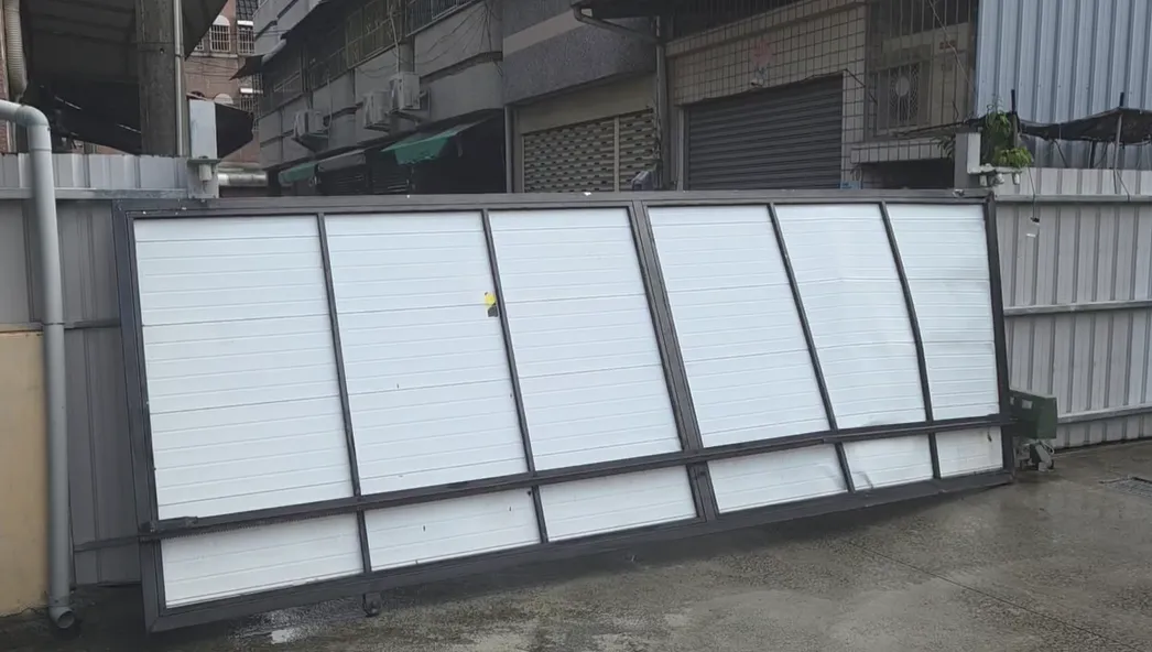 屏東莽男想抄近路被鄰居拒絕，竟開車撞壞鐵門。（圖／中天新聞，下同）