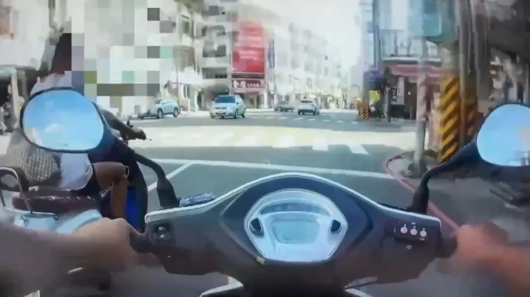 高雄女騎士因未戴安全帽被開單，不但拒絕簽署舉發單，還情緒失控咬傷員警，最後遭依妨害公務罪嫌移送法辦。（圖／翻攝畫面）