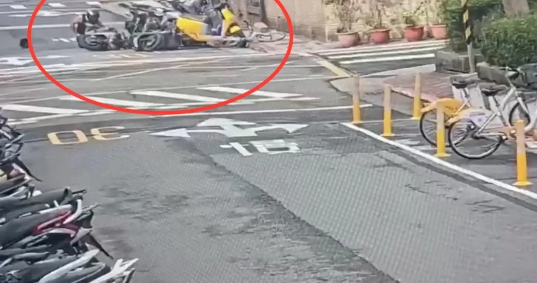 男子騎車酒駕撞上路邊整排車輛。（圖／翻攝畫面）