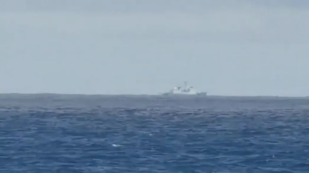 截至下午4時，兩艘大陸海警船仍持續在蘭嶼東方56浬海域向南航行。（圖／海巡署提供）
