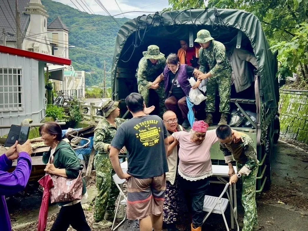 巴威颱風風雨趨緩，第五作戰區官兵協助居民平安返家。（圖/陸軍提供）