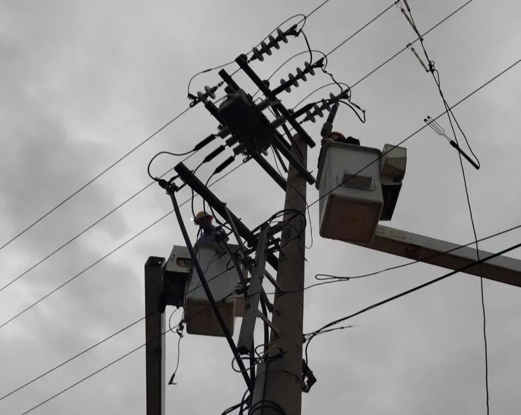台電搶修人員在雲林縣台西鄉徹夜搶修。（圖／台電提供）