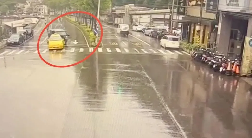 貨車衝向對向車道撞3機車。（圖／翻攝畫面）