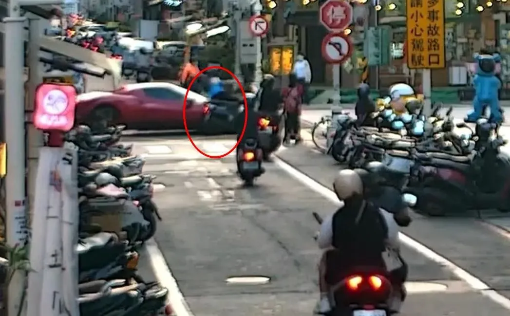 監視器拍下車禍的驚悚16秒瞬間。(圖/翻攝畫面)