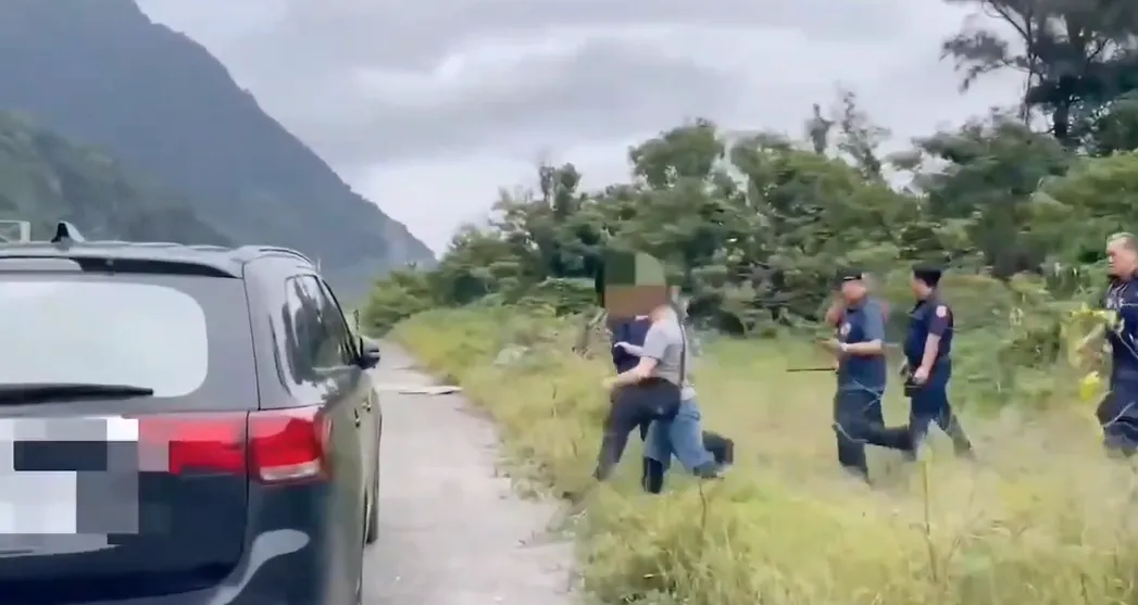 警方在南澳鄉附近防風林發現並逮捕嫌犯。（圖／警方提供）