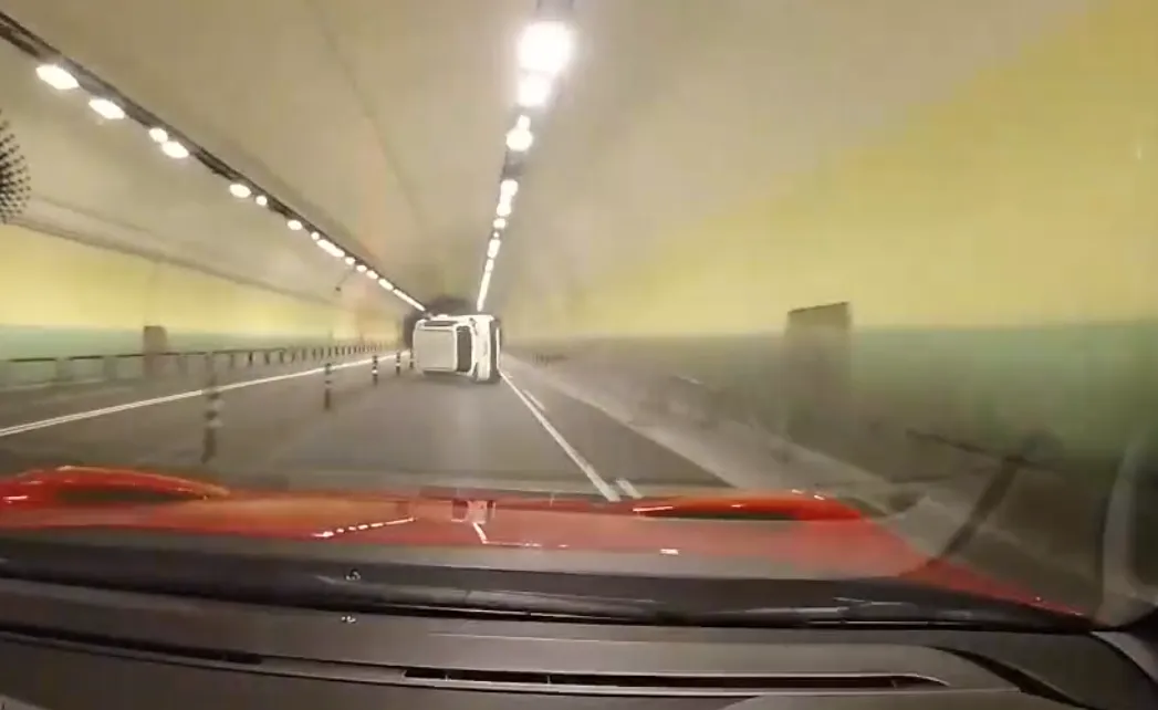 內湖康樂隧道發生休旅車擦撞翻車事故，所幸後方駕駛及時煞車，才未追撞。（圖/翻攝畫面）