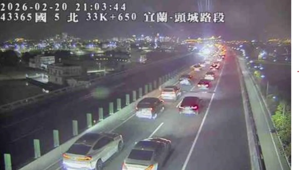 從監視器畫面可見，國道5號宜蘭交流道路段幾乎是定點狀態。（圖／翻攝國道1968）