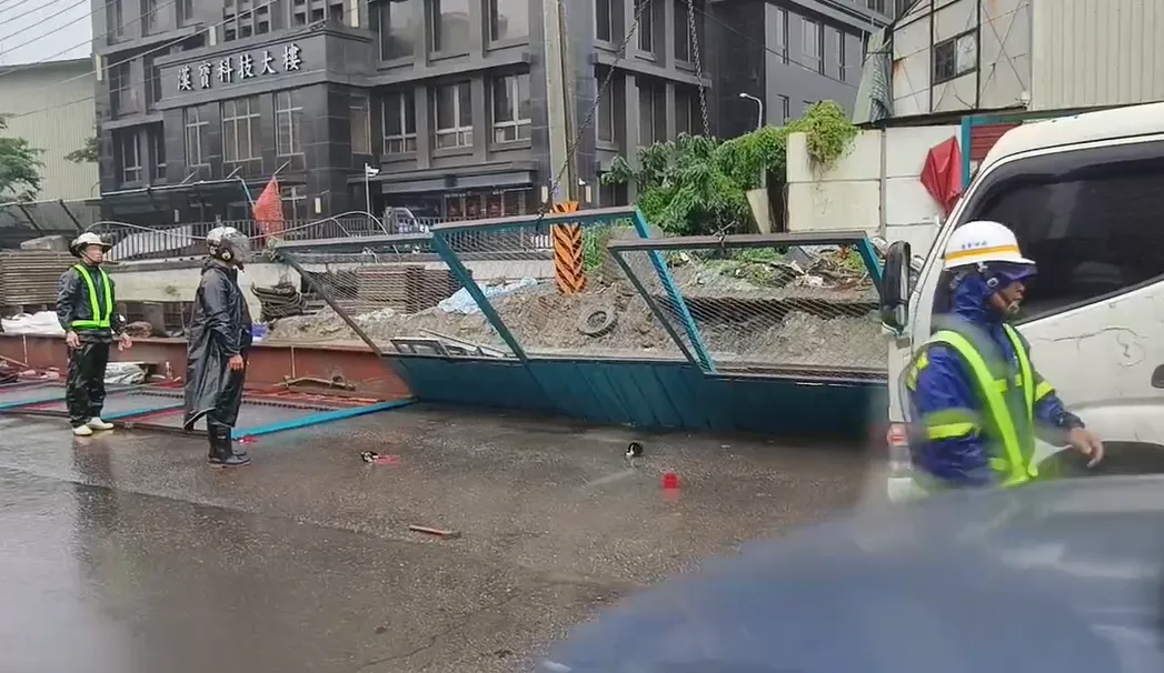 工程鐵皮圍籬遭吹倒。（圖／翻攝畫面，下同）