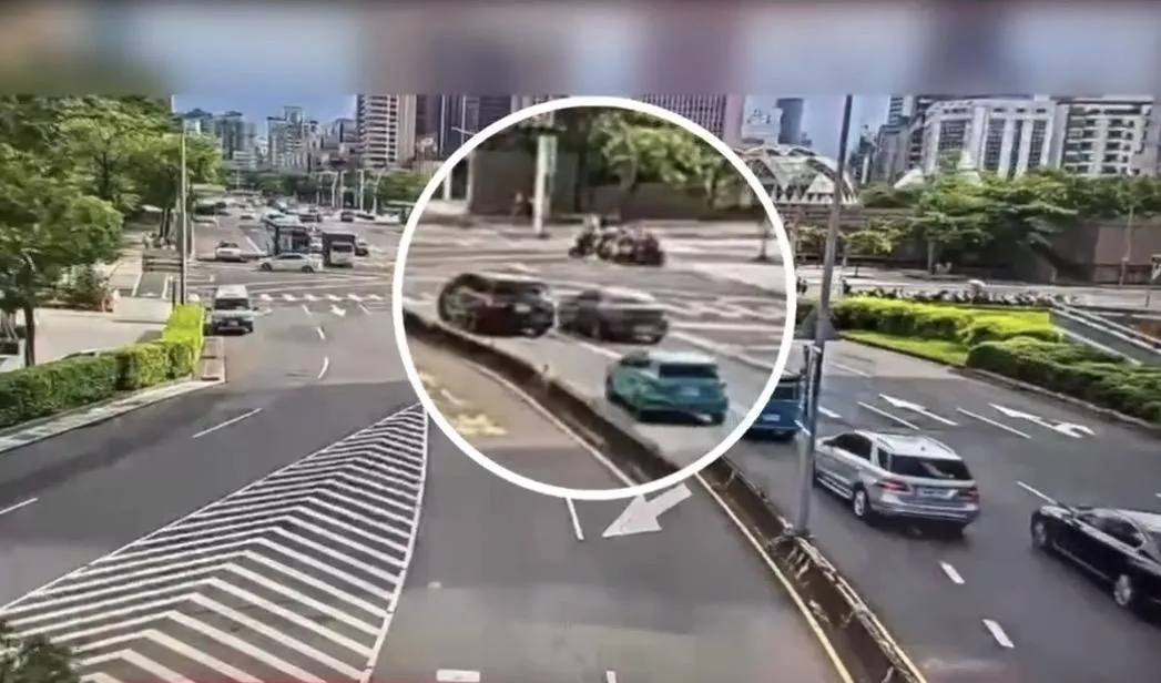 雙方車輛在路口發生行車糾紛。（圖／翻攝畫面）