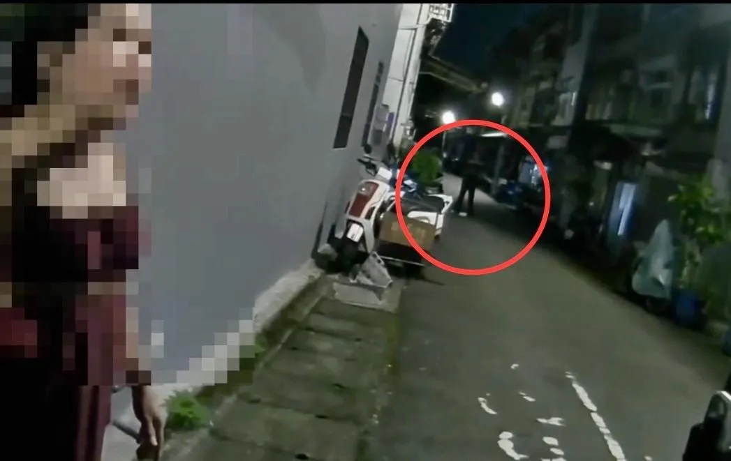 男子持刀恐嚇鄰居警方獲報到場。（圖／翻攝畫面）