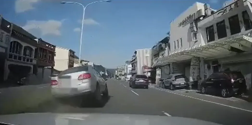 車輛先撞上分隔島再撞進民宅。（圖／翻攝畫面）