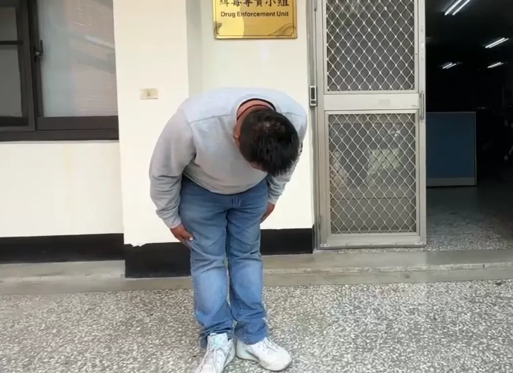 恆春鎮代會主席趙記明7日主動到恆春警分局製作筆錄，他對前1天開車撞門的衝動行為鞠躬道歉。（圖／中天新聞）