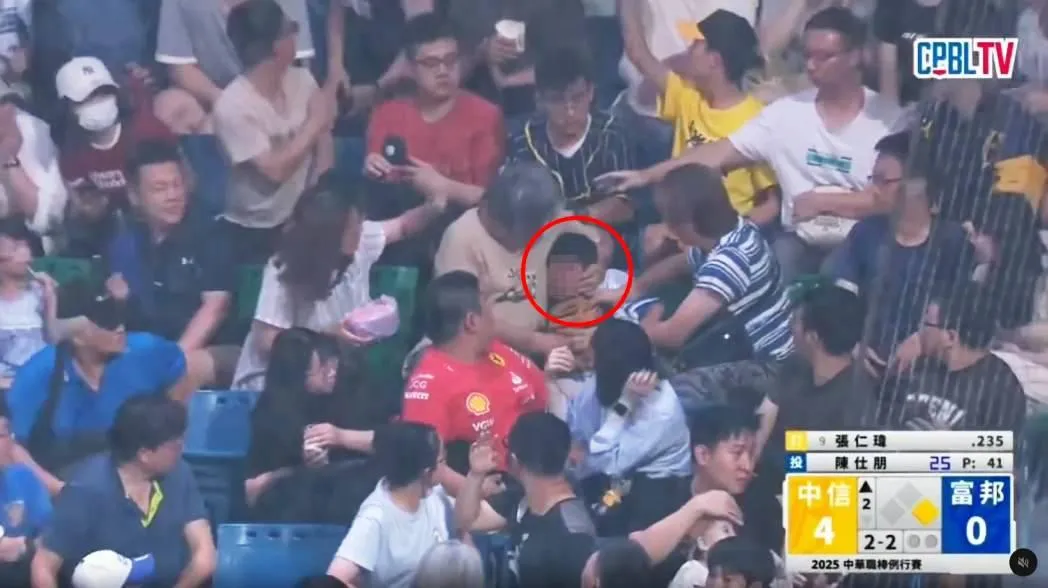 6歲男童在觀眾席遭到界外飛球擊中眼部。(圖/翻攝自CPBL TV)