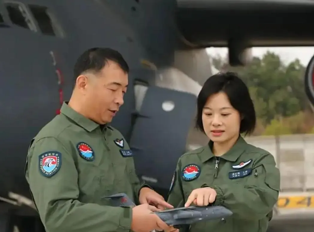 譚紅梅與丈夫張浩同為飛行員。（圖／翻攝微博「人民空軍」）