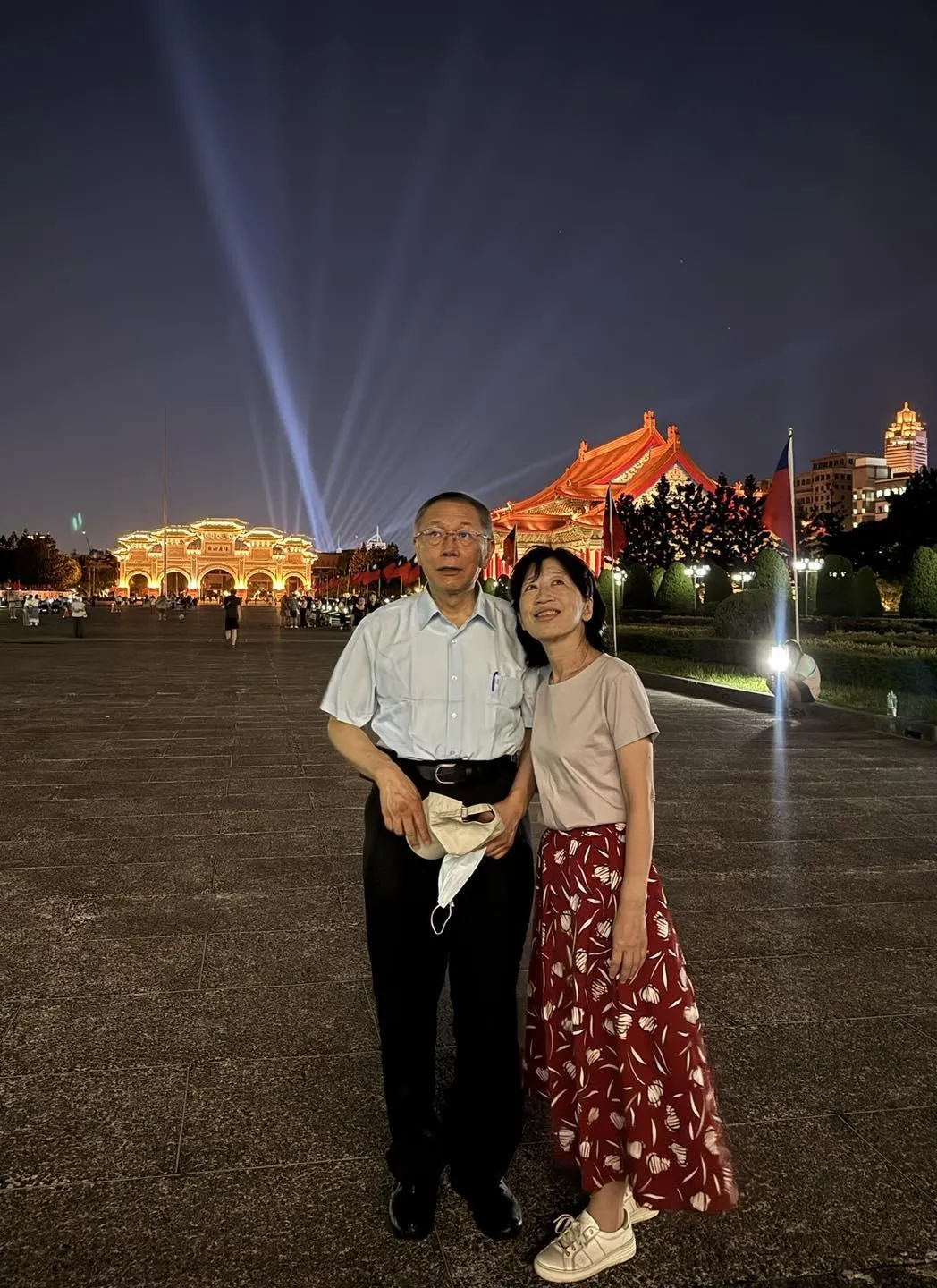 民眾黨前主席柯文哲在中秋節於臉書發文並PO出和妻子陳佩琪的合照。（圖／柯文哲臉書）