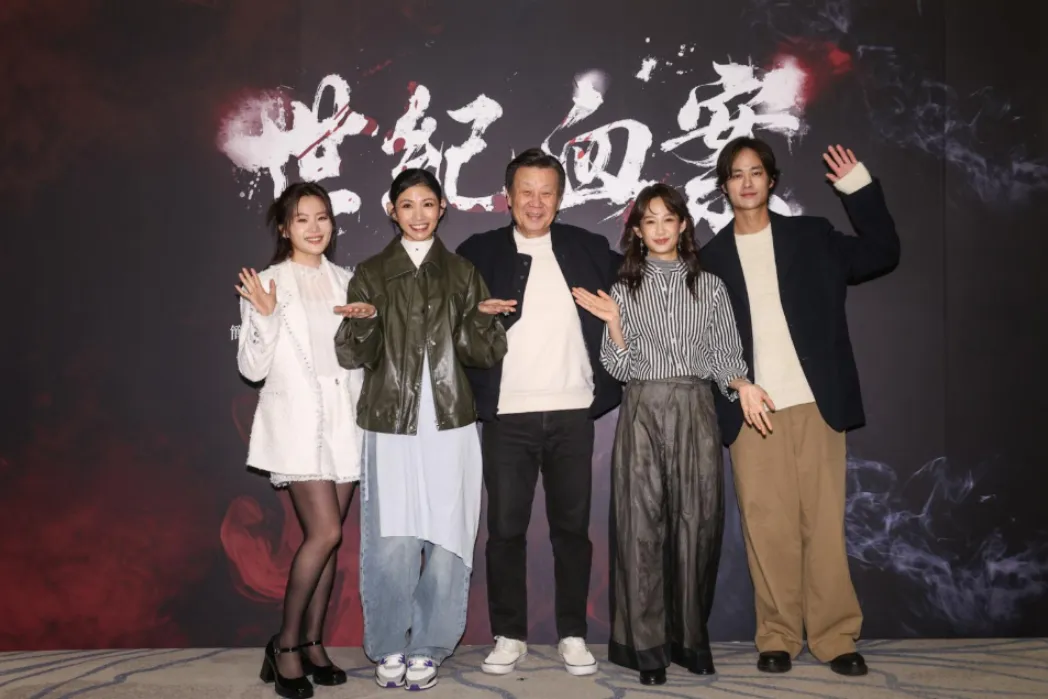 楊小黎（左起）、李千娜、寇世勳、簡嫚書、夏騰宏1日出席《世紀血案》殺青記者會。（圖／費思兔文化娛樂股份有限公司提供）