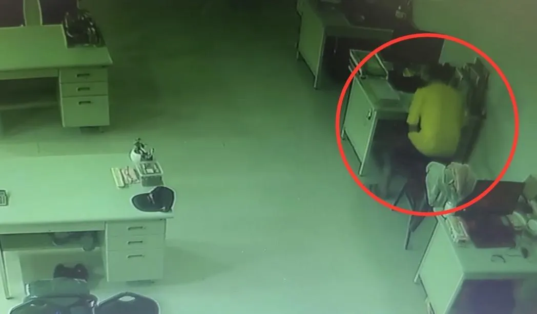男子在服務處內翻箱倒櫃。(圖/翻攝畫面)
