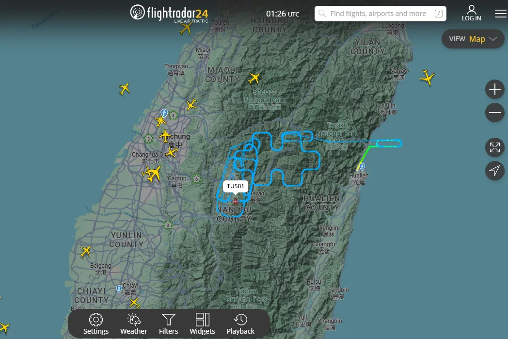 疑為中科院騰雲無人機在今天國慶日航跡圖顯示，在中央山脈上方精準畫出「雙十」。（圖／Flightradar24）