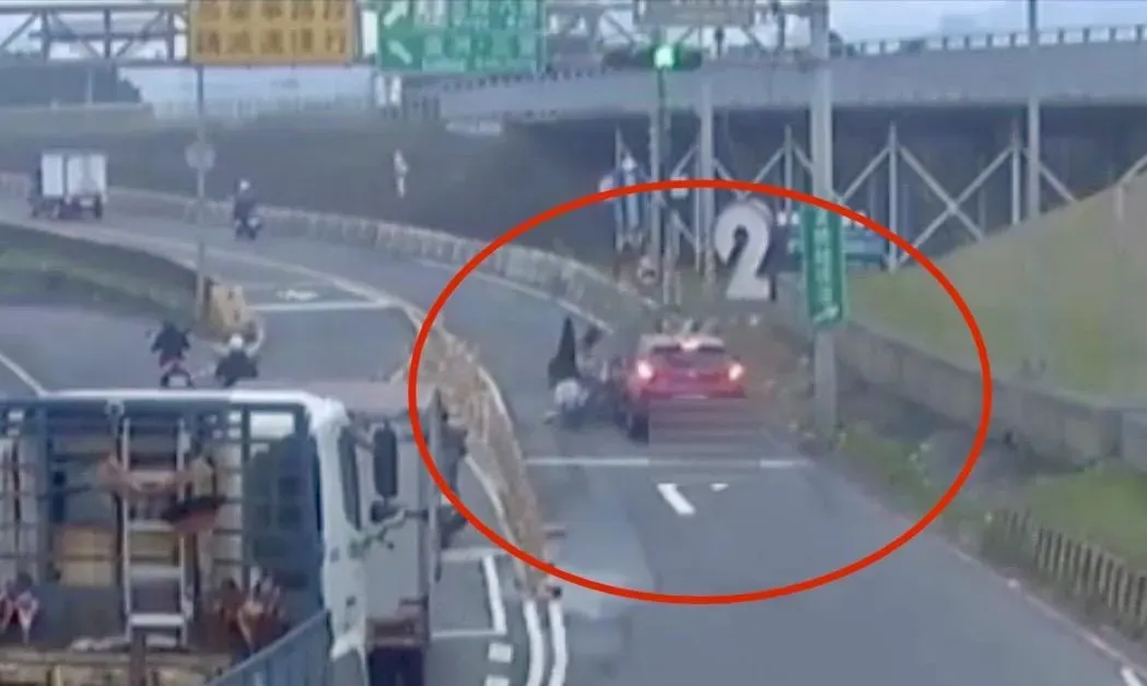 監視器畫面拍下車禍撞擊瞬間。（圖／翻攝畫面）
