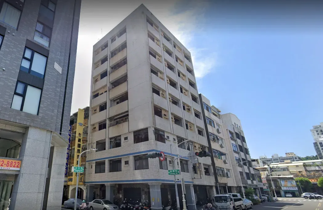 九龍大樓被稱「高雄第一凶宅」,靈異故事頻傳。(圖/翻攝自Google Maps)