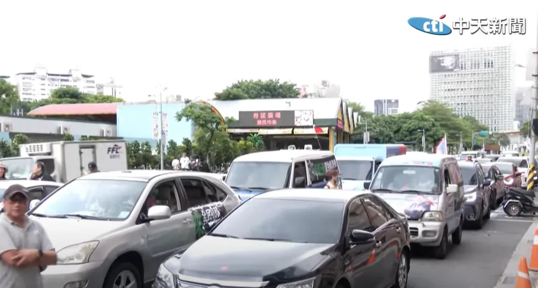 國民黨19日全民叭賴行動，在民進黨中央黨部集結，並按喇叭抗議。