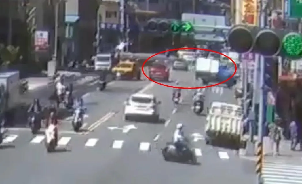 根據監視器畫面可見,小貨車車尾被撞時整輛車失控側翻。(圖/中天新聞)