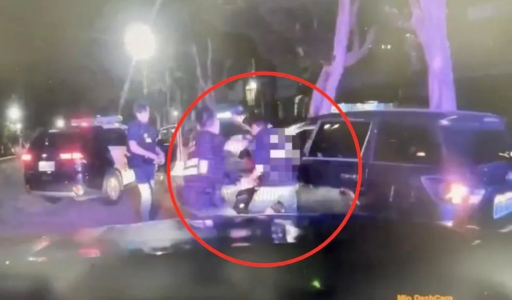 男子酒駕拒檢遭警方圍捕逮獲。(圖/翻攝畫面)