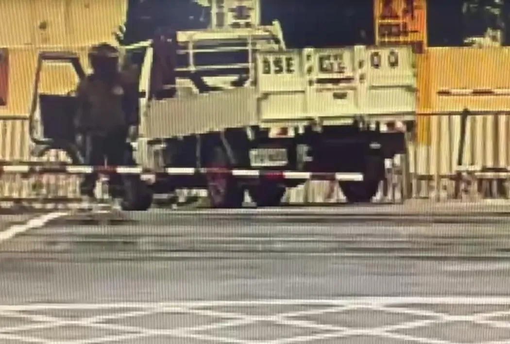 賴姓男子開小貨車行經平交道時，疑操作不當熄火。（圖／翻攝畫面）