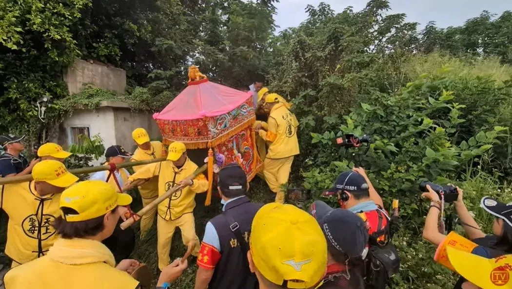 白沙屯媽祖進入吳地大東庄天后宮,隨後衝上一旁45度斜坡。(圖/翻攝自白沙屯媽祖網路電視台)
