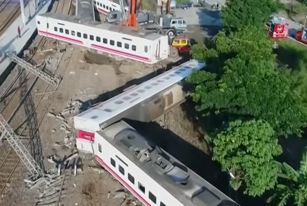 台鐵第6432次普悠瑪列車2018年發生嚴重翻車事故。(圖/資料照/中天新聞)