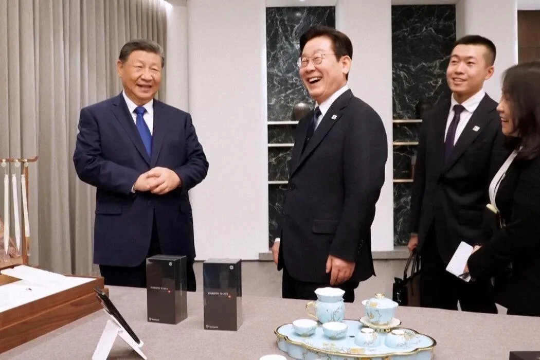 大陸國家主席習近平贈南韓總統李在明小米手機被問「通訊安全」。(圖/美聯社)