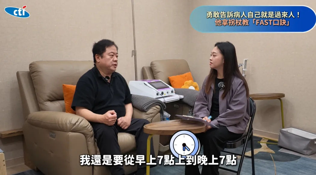 鄭筆方經過半年復健後,他正式回到急診第一線,雖然目前走路速度比較慢,左手控制性也還沒有完全恢復,但醫療判斷並沒有受到影響。(圖/翻攝《健康我+1》畫面)