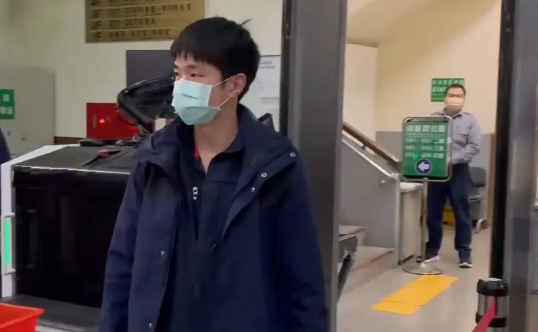 王大陸涉嫌躲兵役案涉案人包含台大高材生，圖為台大高材生交保離開。（圖/中天新聞）