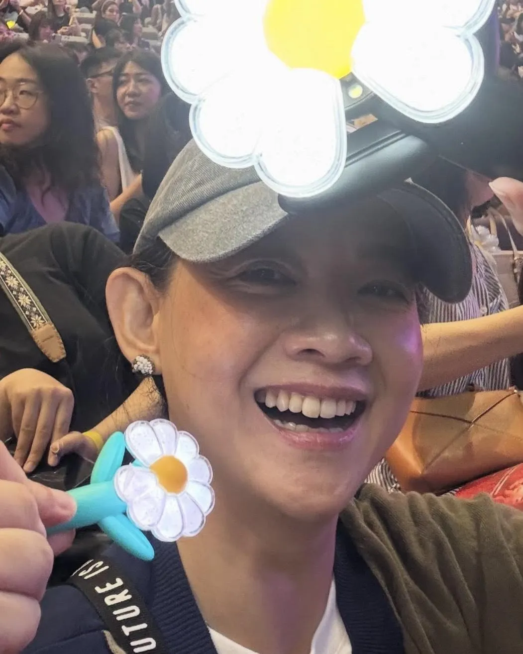 知名主持人曾寶儀在社群平台分享她看GD看哭了三次。(圖/翻攝自曾寶儀IG)