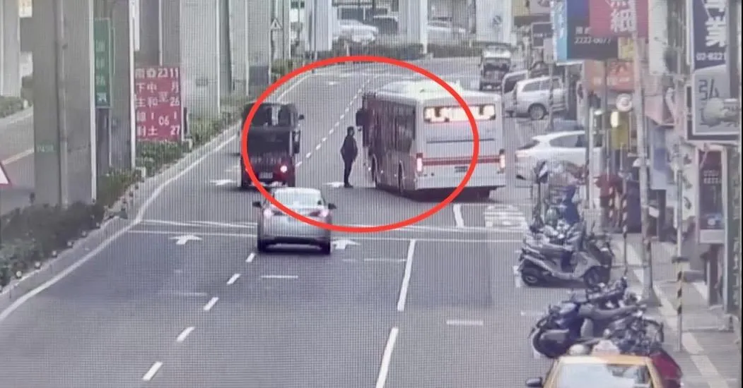 單車男不爽被叭攔公車嗆聲。（圖／翻攝畫面）