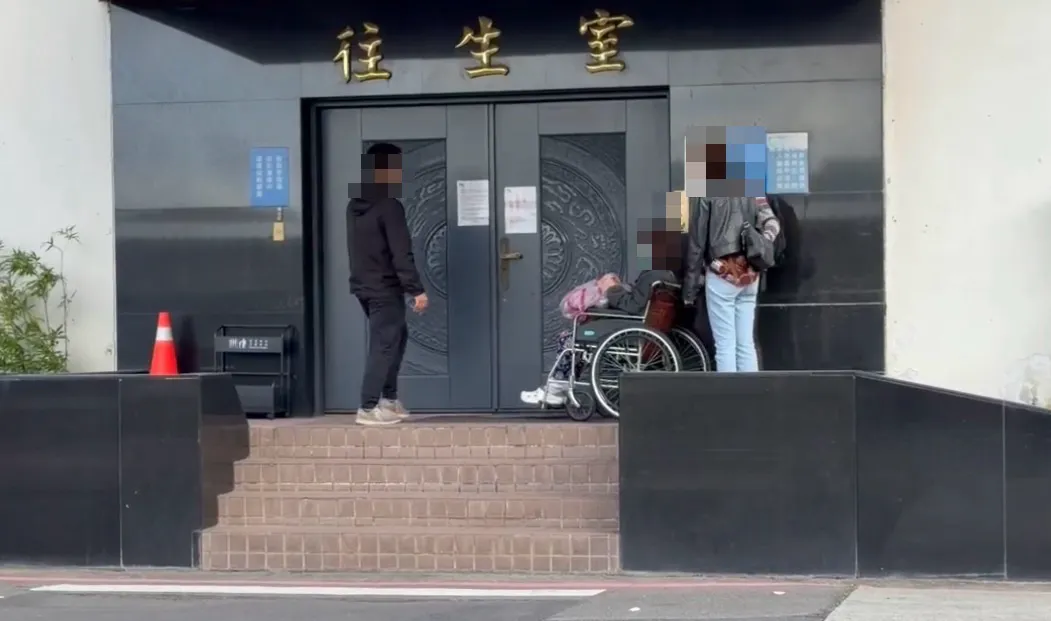死者妻子今在家人陪同下前往相驗。（圖／翻攝畫面）
