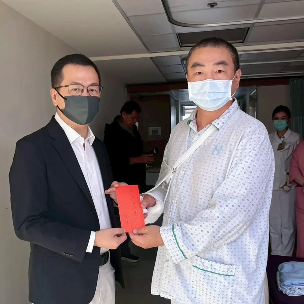 國民黨立委羅智強去醫院探視大安分局交通分隊的曾姓小隊長。（圖／羅智強臉書）