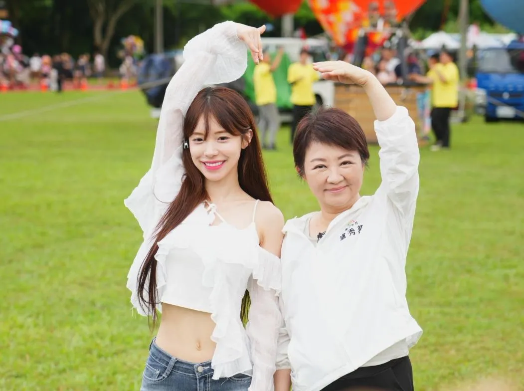 盧秀燕和李多慧合影。(圖取自台中市民政局臉書)