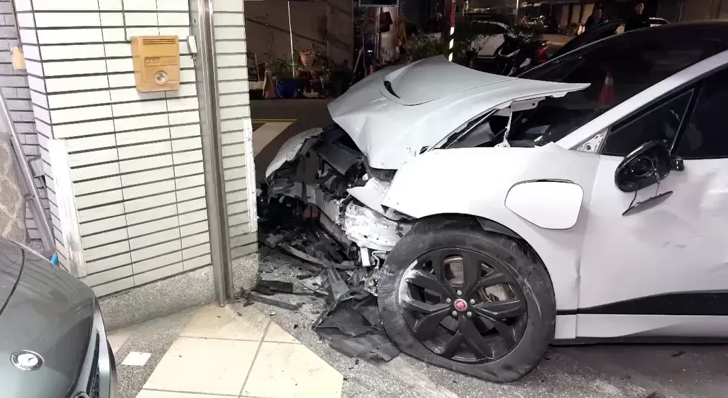 電動跑車車頭撞爛。(圖/中天新聞)