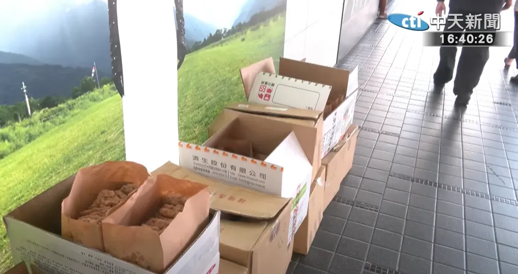 「一級嘴砲技術士」兌現祭品文，15日下午在大巨蛋發送400份雞排。（圖／中天新聞）