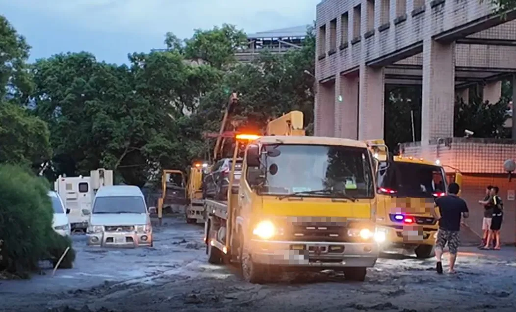 有業者或義工說是義務免費協助拖車,拖完後卻說每台車要收取3000元。(示意圖/非當事拖吊業者)