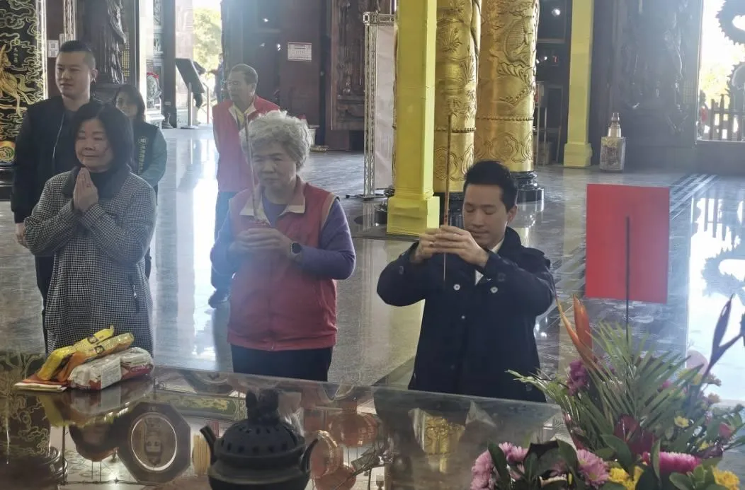 總統府副秘書長何志偉,深入基層關懷長者29日前往八德護國宮參香,並探訪長者,受到熱烈支持。(圖/民眾提供)