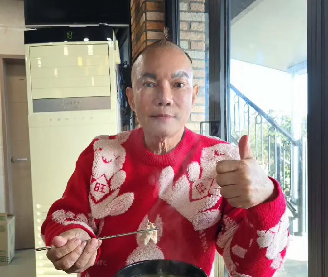竹北吊車大王胡漢龑對家人十分大方,他曾分享自己過年帶4房妻子的家人、一家老小38人去南韓濟州島旅遊的快樂片段。(圖/翻攝自Facebook@啟德機械起重工程-股公司 )