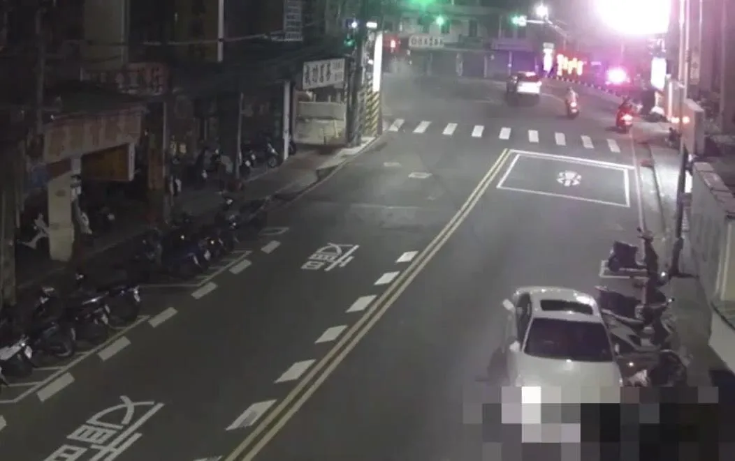 蘆洲警遭遇拒檢車輛,深夜轟12槍逮人。(圖/翻攝畫面,下同)