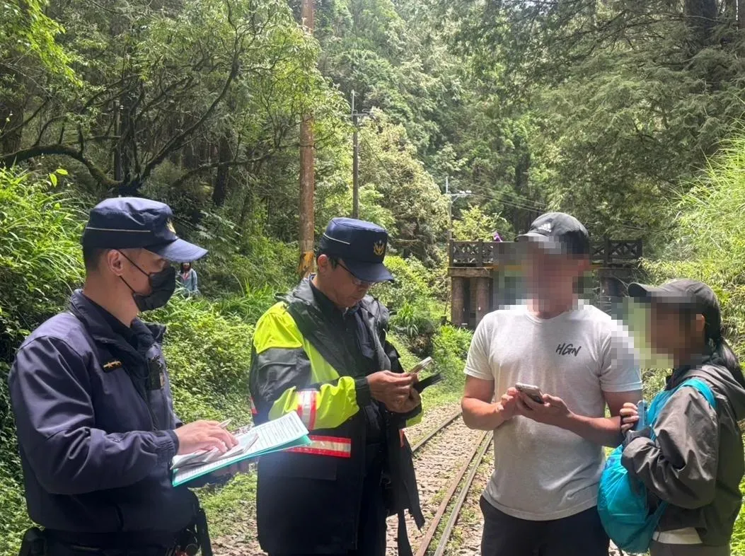 兩名美籍遊客闖阿里山林鐵軌道。（圖／林鐵處提供）