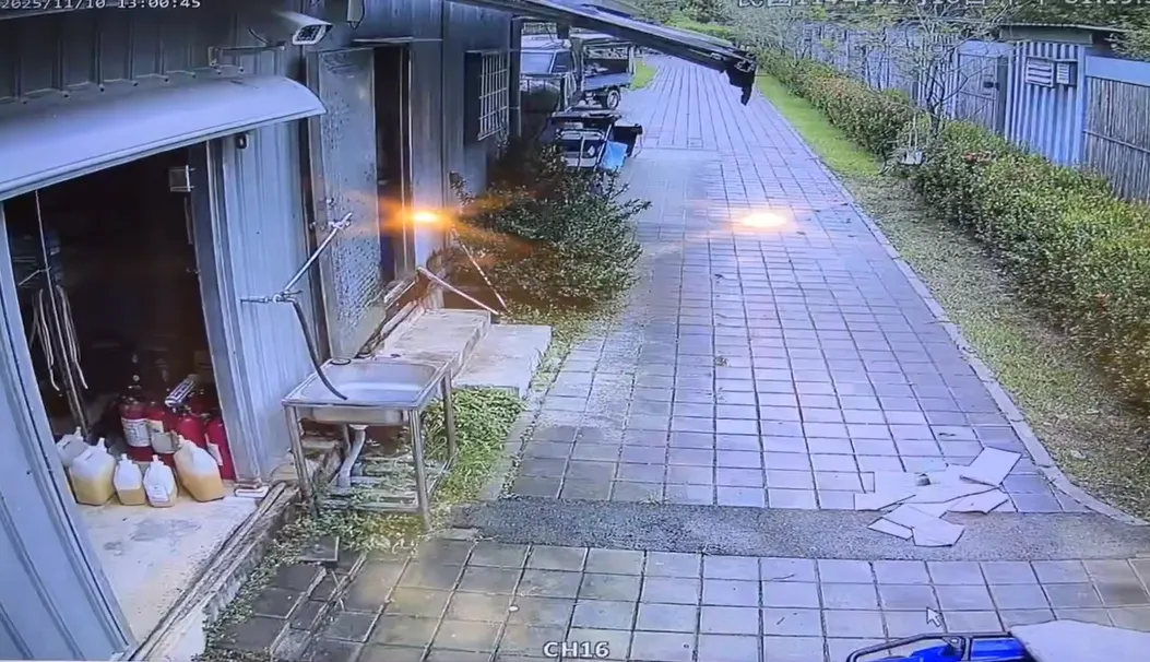 台南市楠西區龜丹六二溫泉監視器拍下21秒天搖晃動瞬間，場面相當駭人。（圖／中天新聞）