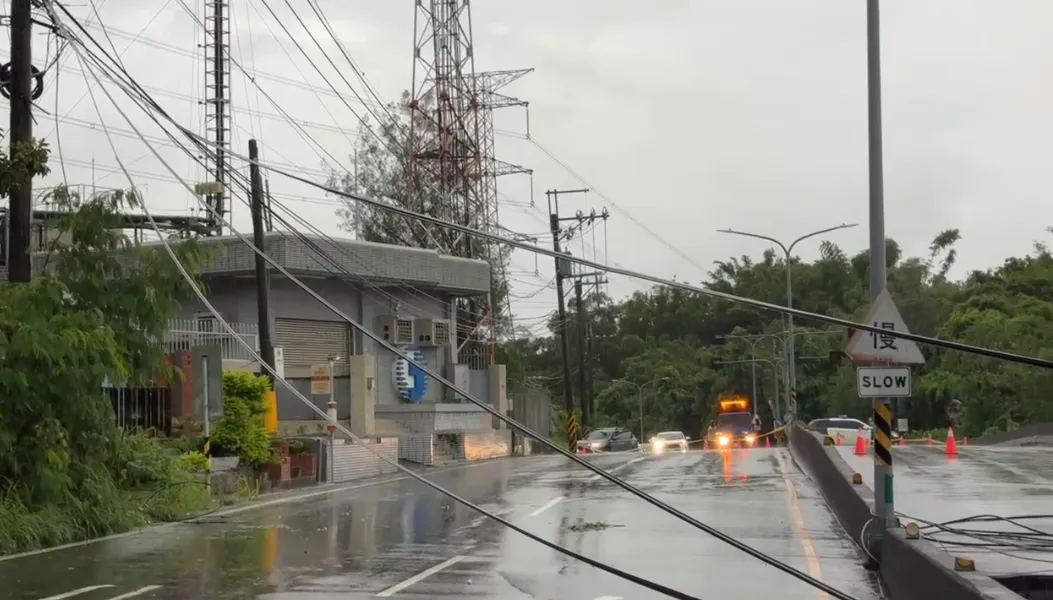 台電人員緊急搶修復電。（圖／中天新聞）