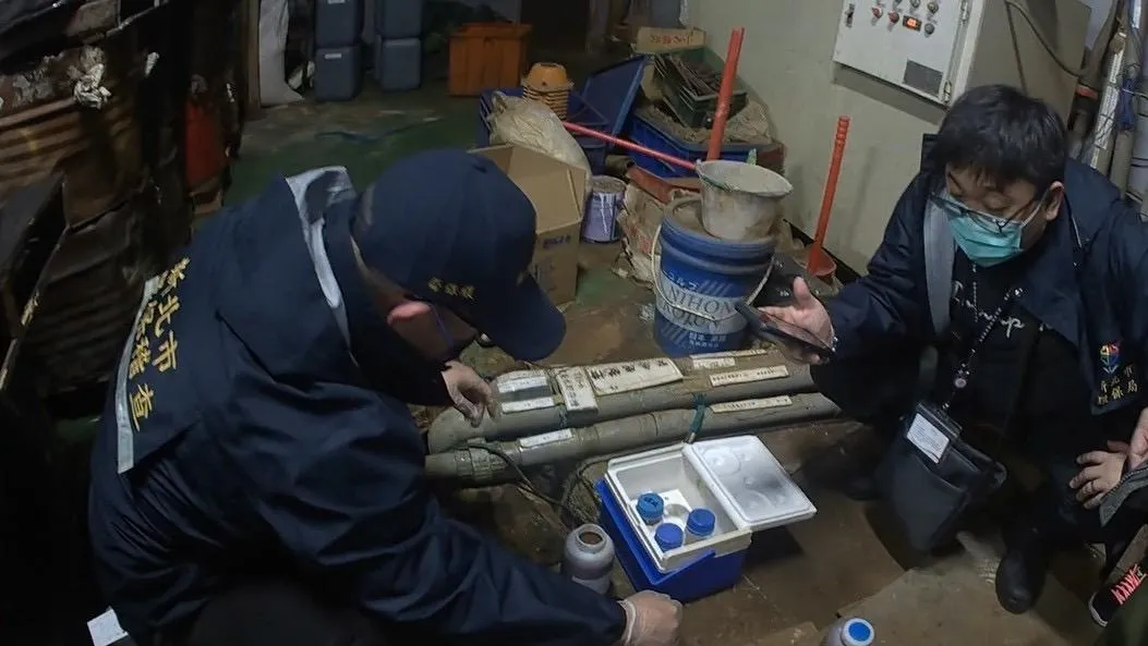 環保局於現場依法採集廢水水樣，進行初步檢測與後續送驗。（圖／新北市環保局）