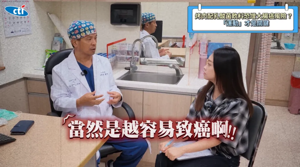 肉品在高溫燒烤時,油脂滴入炭火產生的煙,可能帶有致癌物,因此建議烤肉時可以用錫箔紙包住,或將肉品與炭火隔開,避免油脂直接滴落。(圖/翻攝《健康我+1》畫面)
